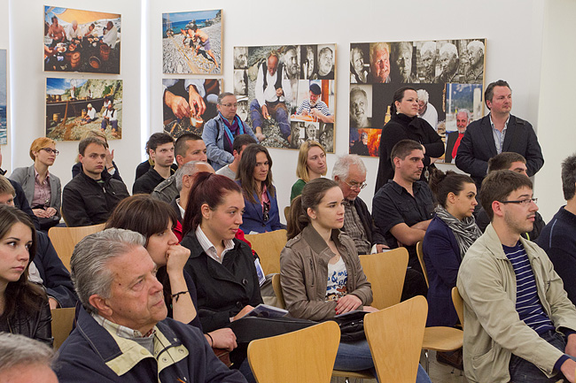 U Muzeju antičkog stakla otvorena je izložba fotografija ”Rota palagruzona” autora Ive Pervana i predavanje ”Falkuša – od Palagruže do Atlantika” profesora Joška Božanića, foto: Leo Banić U Muzeju antičkog stakla otvorena je izložba fotografija ”Rota palagruzona” autora Ive Pervana i predavanje ”Falkuša – od Palagruže do Atlantika” profesora Joška Božanića, foto: Leo Banić