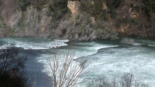 Vjetar raznoseći vodenu pjenu i sitne kapljice stvara poseban ugođaj u NP Krka