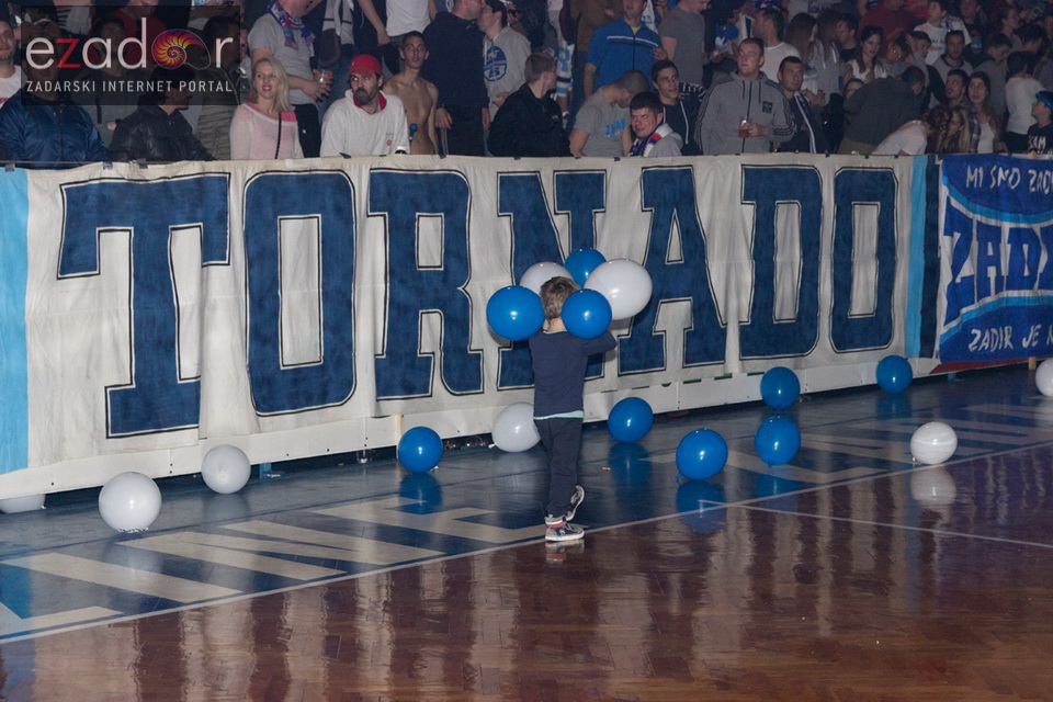 Humanitarno gledanje utakmice Zadar-Cibona (85-84) u Jazinama Humanitarno gledanje utakmice Zadar-Cibona (85-84) u Jazinama