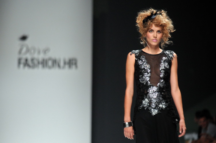 Zagreb, 290911.
Velesajam, paviljon 5.
Modne revije i poznati na Dove Fashion.hr proljece ljeto 2012. Prvi dan su izlagali kreatori Ivica Skoko, Martina Felja, AMDS by ALDUK i IK STUDIO.
Na slici: kreacije Ivica Skoko.
Foto: Srdjan Vrancic / CROPIX Zagreb, 290911.
Velesajam, paviljon 5.
Modne revije i poznati na Dove Fashion.hr proljece ljeto 2012. Prvi dan su izlagali kreatori Ivica Skoko, Martina Felja, AMDS by ALDUK i IK STUDIO.
Na slici: kreacije Ivica Skoko.
Foto: Srdjan Vrancic / CROPIX