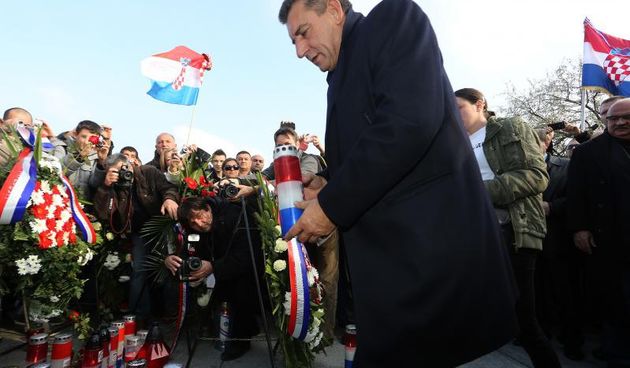 18.11.2013., Vukovar – Dan sjecanja na zrtvu Vukovara 1991. – 2013. pod sloganom Vukovar – mjesto posebnog pijeteta. 22. je obljetnica stradavanja i zrtve Vukovara u Domovinskom ratu. Sudionici Kolone sjecanja krenuli su ispred Opce bolnice da bi ulicam