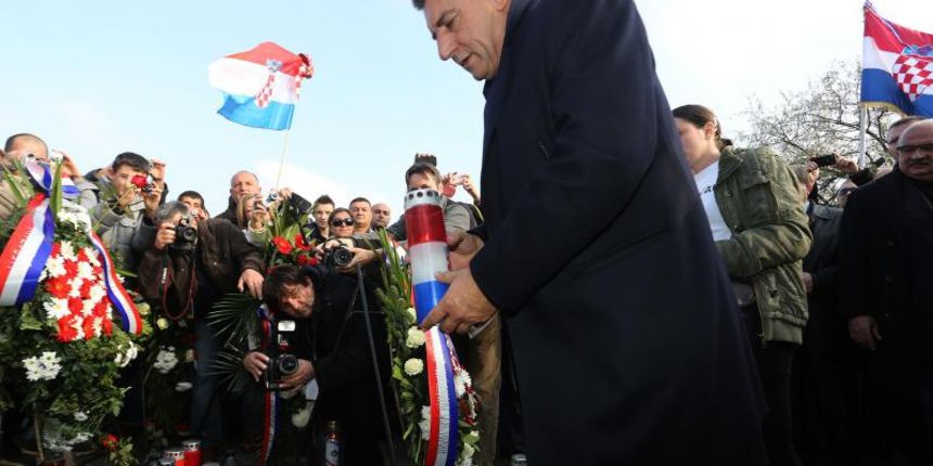 18.11.2013., Vukovar – Dan sjecanja na zrtvu Vukovara 1991. – 2013. pod sloganom Vukovar – mjesto posebnog pijeteta. 22. je obljetnica stradavanja i zrtve Vukovara u Domovinskom ratu. Sudionici Kolone sjecanja krenuli su ispred Opce bolnice da bi ulicam 18.11.2013., Vukovar – Dan sjecanja na zrtvu Vukovara 1991. – 2013. pod sloganom Vukovar – mjesto posebnog pijeteta. 22. je obljetnica stradavanja i zrtve Vukovara u Domovinskom ratu. Sudionici Kolone sjecanja krenuli su ispred Opce bolnice da bi ulicam