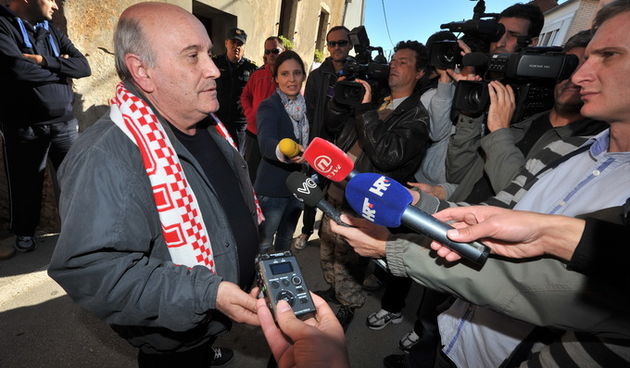 Zadar, 081112
Unatoc brojnim prosvjedima danas oko je oko 10h iz stana u zadarskoj cetvrti Arbanasi delozirana obitelj Vukic. Ulaz su svojim tijelima blokirali clanovi obitelji te njihovi prijatelji koje je policija bez otpora za ruke i noge odnijela u po