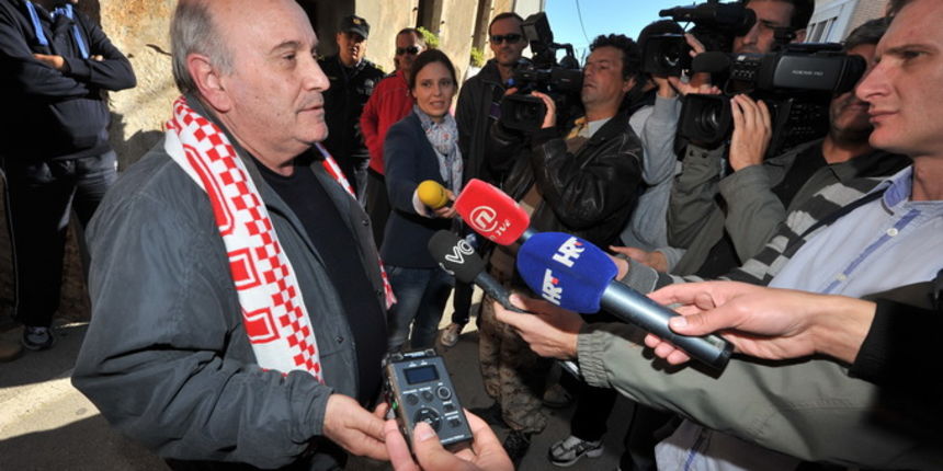 Zadar, 081112
Unatoc brojnim prosvjedima danas oko je oko 10h iz stana u zadarskoj cetvrti Arbanasi delozirana obitelj Vukic. Ulaz su svojim tijelima blokirali clanovi obitelji te njihovi prijatelji koje je policija bez otpora za ruke i noge odnijela u po Zadar, 081112
Unatoc brojnim prosvjedima danas oko je oko 10h iz stana u zadarskoj cetvrti Arbanasi delozirana obitelj Vukic. Ulaz su svojim tijelima blokirali clanovi obitelji te njihovi prijatelji koje je policija bez otpora za ruke i noge odnijela u po