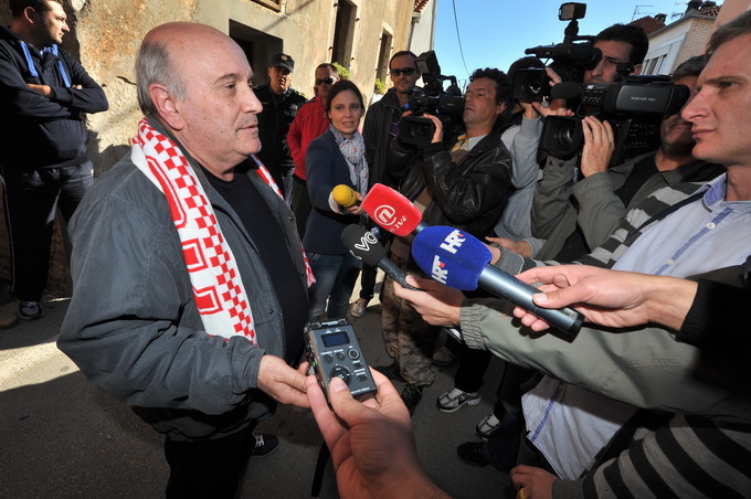 Zadar, 081112
Unatoc brojnim prosvjedima danas oko je oko 10h iz stana u zadarskoj cetvrti Arbanasi delozirana obitelj Vukic. Ulaz su svojim tijelima blokirali clanovi obitelji te njihovi prijatelji koje je policija bez otpora za ruke i noge odnijela u po Zadar, 081112
Unatoc brojnim prosvjedima danas oko je oko 10h iz stana u zadarskoj cetvrti Arbanasi delozirana obitelj Vukic. Ulaz su svojim tijelima blokirali clanovi obitelji te njihovi prijatelji koje je policija bez otpora za ruke i noge odnijela u po