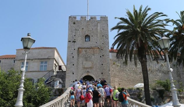 Korcula – Turisti razgledavaju gradske znamenitosti. Photo: Ivo Cagalj/PIXSELL