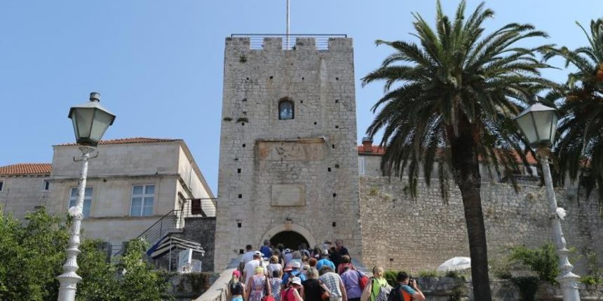 Korcula – Turisti razgledavaju gradske znamenitosti. Photo: Ivo Cagalj/PIXSELL