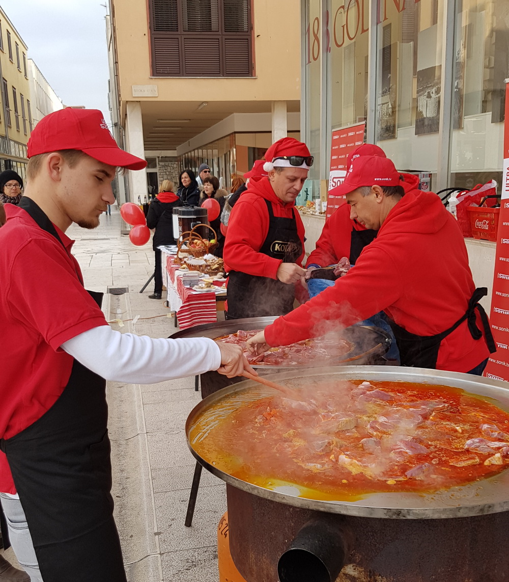 Turopoljsko srce srcu Zadra: Buševačke delicije i folklorni program na Forumu