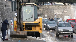 Zadar, 070212.
Iako je proslo tri dana od kako je stao padati, snijeg se zbog niskih temperatura zadrzao se na ulicama te je veliki broj ulica zaledjen sto gradjanima stvara probleme. Gradske sluzbe poduzimaju sve da ih ociste. U Zadru je trenutna tempera Zadar, 070212.
Iako je proslo tri dana od kako je stao padati, snijeg se zbog niskih temperatura zadrzao se na ulicama te je veliki broj ulica zaledjen sto gradjanima stvara probleme. Gradske sluzbe poduzimaju sve da ih ociste. U Zadru je trenutna tempera