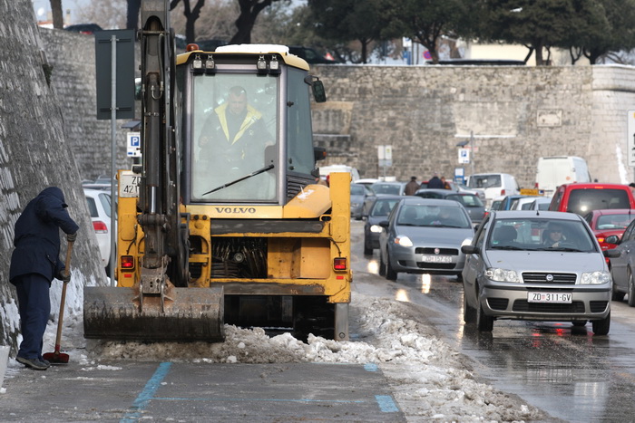 Zadar, 070212.
Iako je proslo tri dana od kako je stao padati, snijeg se zbog niskih temperatura zadrzao se na ulicama te je veliki broj ulica zaledjen sto gradjanima stvara probleme. Gradske sluzbe poduzimaju sve da ih ociste. U Zadru je trenutna tempera Zadar, 070212.
Iako je proslo tri dana od kako je stao padati, snijeg se zbog niskih temperatura zadrzao se na ulicama te je veliki broj ulica zaledjen sto gradjanima stvara probleme. Gradske sluzbe poduzimaju sve da ih ociste. U Zadru je trenutna tempera