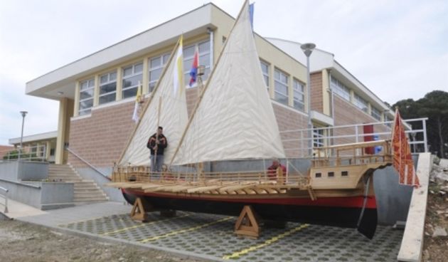 Radnici postavljaju repliku potonulog trgovačkog broda pronađenog kod otoka Gnalića / Luka Gerlanc / CROPIX
