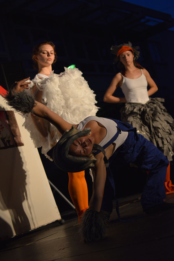 Ružno pače u izvedbi Dragon Teatra Ružno pače u izvedbi Dragon Teatra