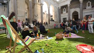 Performans na Peristilu: Doručak na travi. Photo: Miranda Cikotic/PIXSELL