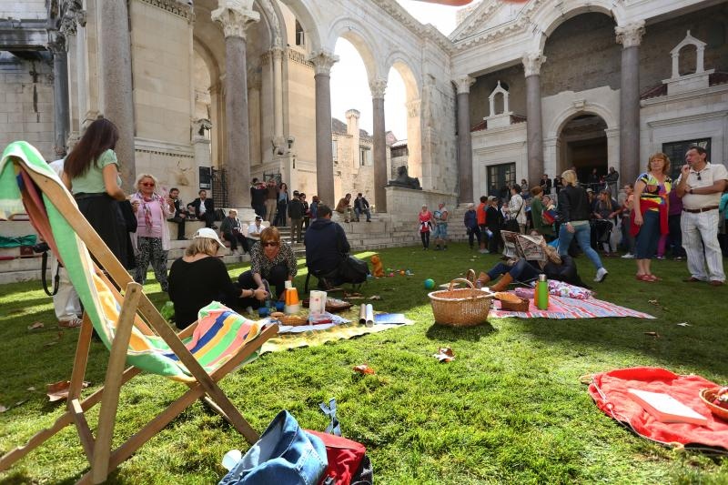 Performans na Peristilu: Doručak na travi. Photo: Miranda Cikotic/PIXSELL