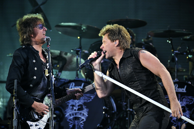 Zagreb, 080611.
Stadion Maksimir.
Nastup americke rock grupe Bon Jovi. 
Na slici: vokal Jon Bon Jovi i Richie Sambora (gitara). 
Foto: Boris Kovacev / CROPIX