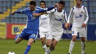 Varazdin, 080510. Na gradskom stadionu u Varazdinu igra se 29. kolo prve HNL izmedju Varteksa i Zadra. Na slici: Matija Smrekar i Ferdo Milin. Foto: Zeljko Hajdinjak / CROPIX