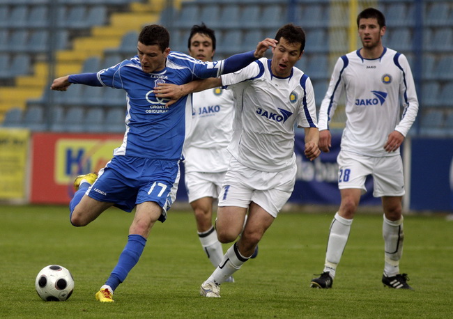 Varazdin, 080510. Na gradskom stadionu u Varazdinu igra se 29. kolo prve HNL izmedju Varteksa i Zadra. Na slici: Matija Smrekar i Ferdo Milin. Foto: Zeljko Hajdinjak / CROPIX