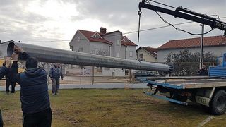 Postavljaju se reflektori na stadion biogradskog HNK Primorac Postavljaju se reflektori na stadion biogradskog HNK Primorac