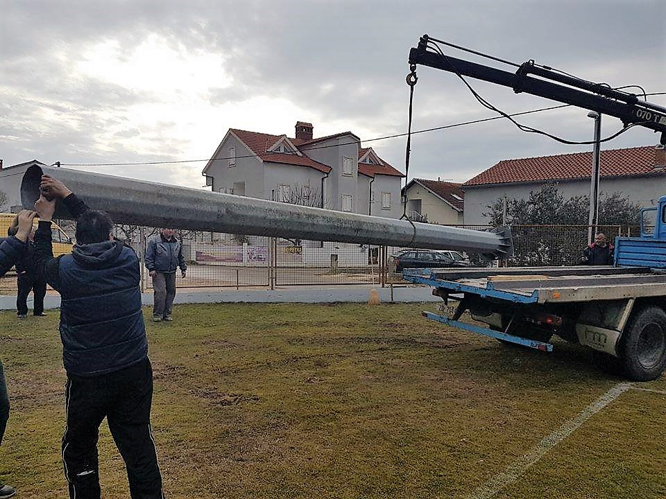 Postavljaju se reflektori na stadion biogradskog HNK Primorac Postavljaju se reflektori na stadion biogradskog HNK Primorac