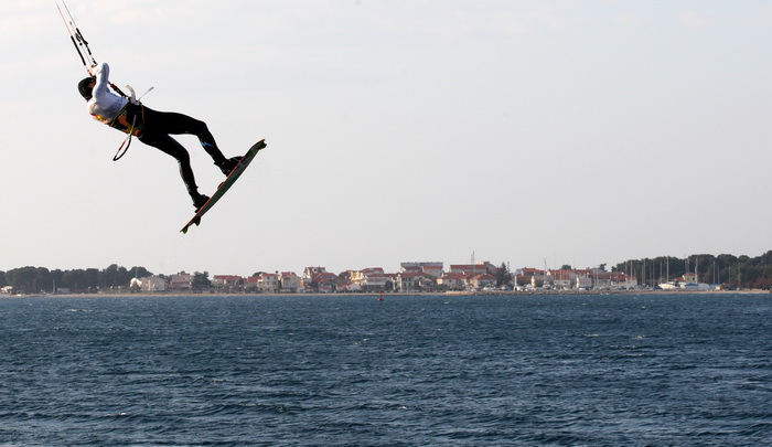 Zadar, 190312.
Dok neke od juga boli glava, ovaj kitesurfer jedva je docekao da zapuse.
Na fotografiji : Kitesurfer izvodi vratolomije u blizini zadarskih orgulja.
Foto : Andrija Lucic / cropix Zadar, 190312.
Dok neke od juga boli glava, ovaj kitesurfer jedva je docekao da zapuse.
Na fotografiji : Kitesurfer izvodi vratolomije u blizini zadarskih orgulja.
Foto : Andrija Lucic / cropix
