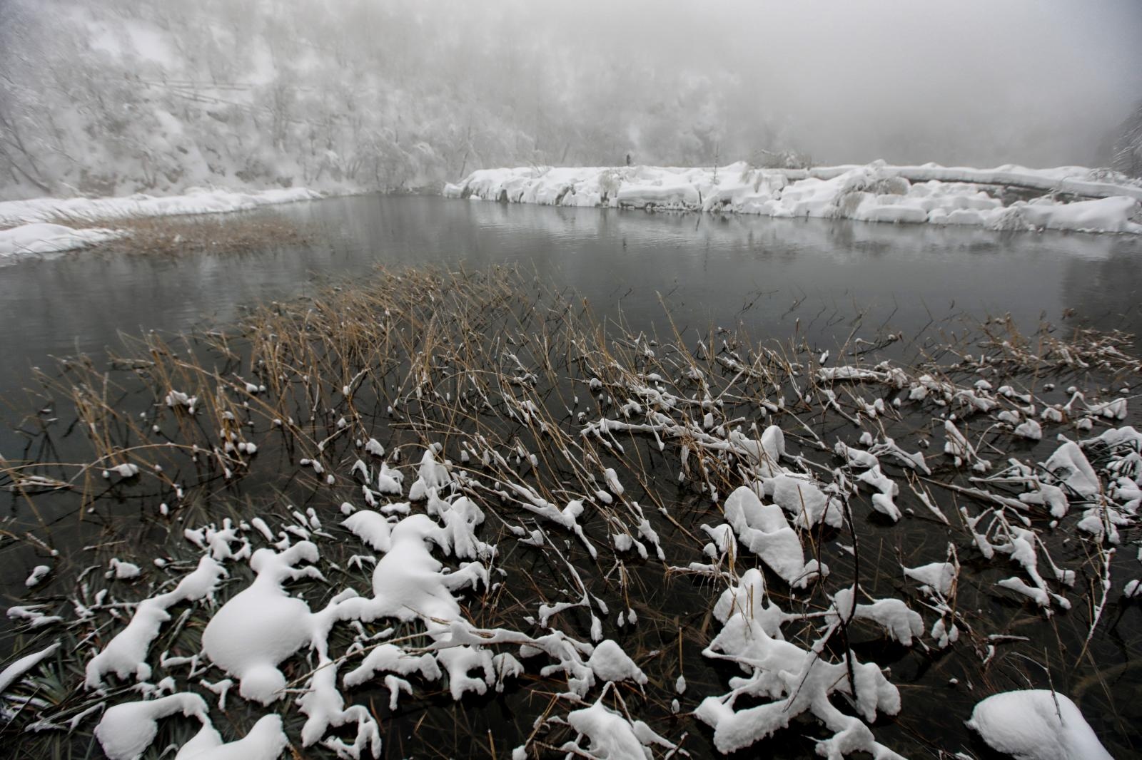 Zimska idila na snijegom prekrivenim Plitvičkim jezerima Zimska idila na snijegom prekrivenim Plitvičkim jezerima