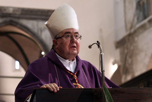 Zadar, 300110.
Pogreb zadarskog nadbiskupa Ivana Prendje u crkvi Svete Stosije.
Zadarski nadbiskup Ivan Prendja preminuo je iznenada  25. sijecnja 2010. godine u Zagrebu u 71. godini zivota, nakon 46 godina svecenistva i 20 godina biskupstva.
Na fotografi