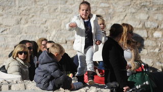 Zadar, 221212.
Prekrasan, gotovo proljetni dan, omogucio je zadranima da uzivaju u jutarnjoj setnji i kavi na terasama kafica. Temperatura zraka je 14 stupnjeva Celzijusa.
Na fotografiji: Zadrani uzivaju na Forumu.
Foto: Luka Gerlanc / CROPIX Zadar, 221212.
Prekrasan, gotovo proljetni dan, omogucio je zadranima da uzivaju u jutarnjoj setnji i kavi na terasama kafica. Temperatura zraka je 14 stupnjeva Celzijusa.
Na fotografiji: Zadrani uzivaju na Forumu.
Foto: Luka Gerlanc / CROPIX