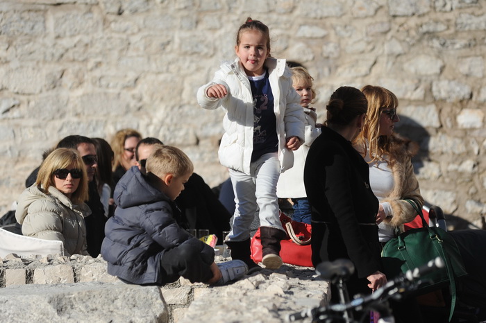 Zadar, 221212.
Prekrasan, gotovo proljetni dan, omogucio je zadranima da uzivaju u jutarnjoj setnji i kavi na terasama kafica. Temperatura zraka je 14 stupnjeva Celzijusa.
Na fotografiji: Zadrani uzivaju na Forumu.
Foto: Luka Gerlanc / CROPIX Zadar, 221212.
Prekrasan, gotovo proljetni dan, omogucio je zadranima da uzivaju u jutarnjoj setnji i kavi na terasama kafica. Temperatura zraka je 14 stupnjeva Celzijusa.
Na fotografiji: Zadrani uzivaju na Forumu.
Foto: Luka Gerlanc / CROPIX