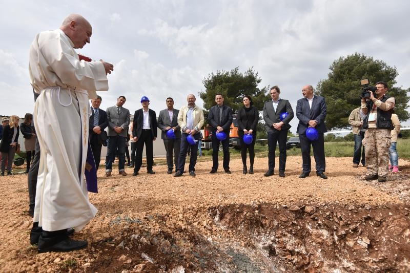 Biograd na Moru: Postavljen kamen temeljac za zabavni park Mirnovec. Foto: Dino Stanin/PIXSELL Biograd na Moru: Postavljen kamen temeljac za zabavni park Mirnovec. Foto: Dino Stanin/PIXSELL