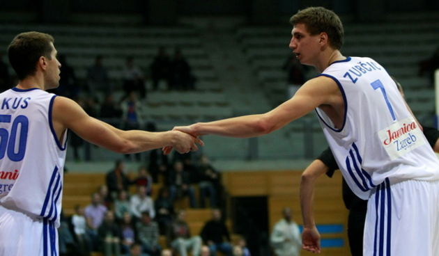 Zagreb, 121111.KC Drazen Petrovic, Savska cesta.Kosarkaska utakmica 7. kola ABA Lige.Cibona – Hemofarm STADA.Na fotografiji: Davor Kos i Tomislav Zubcic.Foto: Ronald Gorsic / CROPIX