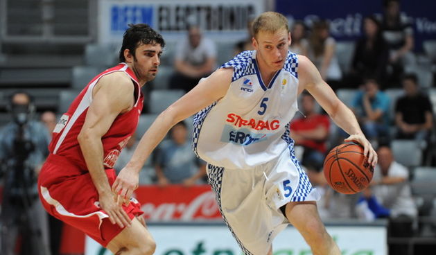 Zadar, 250510. Dvorana Kresimira Cosica, treca polufinalna utakmica izmedju Zadra i Cedevite. Na fotografiji: igrac Zadra u napadu Hrvoje Peric Foto: Andrija Lucic / CROPIX