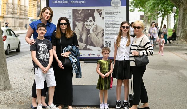 Kresmir Cosic, izlozba na otvorenom, zajednicko prisjecanje na Kresu. Ana Cosic Pajurin, Borna Pajurin, Iva Cota, Lana Cota, Natali Cota, Ljerka Cosic