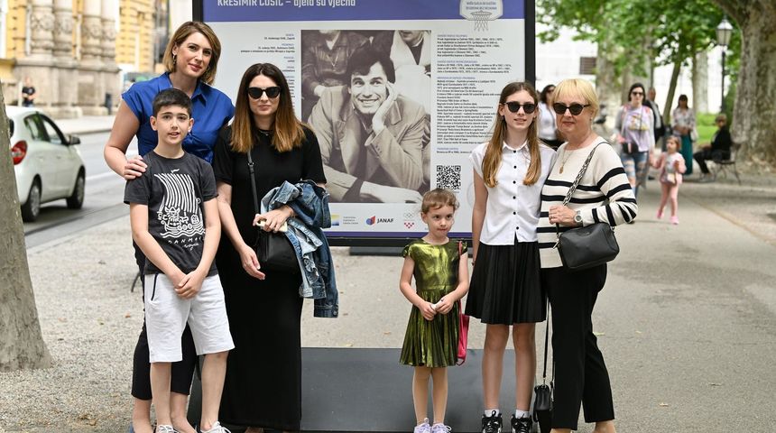 Kresmir Cosic, izlozba na otvorenom, zajednicko prisjecanje na Kresu. Ana Cosic Pajurin, Borna Pajurin, Iva Cota, Lana Cota, Natali Cota, Ljerka Cosic Kresmir Cosic, izlozba na otvorenom, zajednicko prisjecanje na Kresu. Ana Cosic Pajurin, Borna Pajurin, Iva Cota, Lana Cota, Natali Cota, Ljerka Cosic