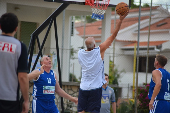 U povodu blagdana Kraljice Mira u Stanovima odigrana utakimica između veterana KK Zadar i Stanova, Foto: Iva Perinčić U povodu blagdana Kraljice Mira u Stanovima odigrana utakimica između veterana KK Zadar i Stanova, Foto: Iva Perinčić
