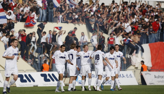 Sibenik, 050510.
Gradski stadion Subicevac.
Uzvratna utakmica finala Hrvatskog nogometnog kupa izmedju Sibenika i Hajduka.
Na fotografiji: slavlje igraca Hajduka.
Foto: Ante Cizmic / CROPIX