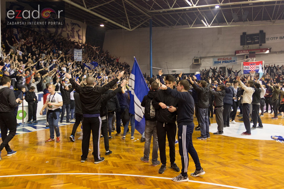 Humanitarno gledanje utakmice Zadar-Cibona (85-84) u Jazinama Humanitarno gledanje utakmice Zadar-Cibona (85-84) u Jazinama