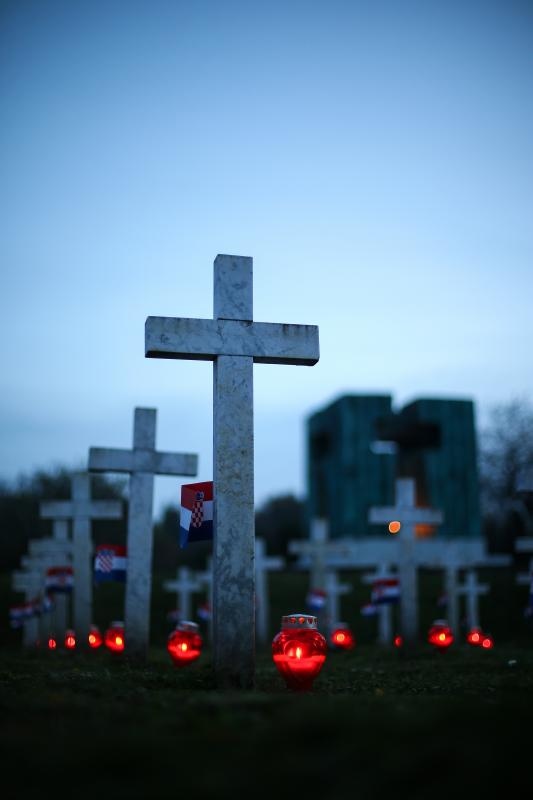 U Vukovaru su upaljene svijeće za poginule hrvatske branitelje i civile na Memorijalnom groblju žrtava iz Domovinskog rata. Photo: Petar Glebov/PIXSELL U Vukovaru su upaljene svijeće za poginule hrvatske branitelje i civile na Memorijalnom groblju žrtava iz Domovinskog rata. Photo: Petar Glebov/PIXSELL