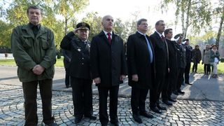 08.10.2013., Zagreb – U povodu Dana neovisnosti na groblju Mirogoju polozeni su zajednicki vijenci predsjednika Republike Hrvatske, predsjednika Hrvatskoga sabora, predsjednika Vlade RH, izaslanstva Oruzanih snaga i izaslanstvo Ravnateljstva policije. U p