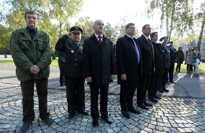 08.10.2013., Zagreb – U povodu Dana neovisnosti na groblju Mirogoju polozeni su zajednicki vijenci predsjednika Republike Hrvatske, predsjednika Hrvatskoga sabora, predsjednika Vlade RH, izaslanstva Oruzanih snaga i izaslanstvo Ravnateljstva policije. U p