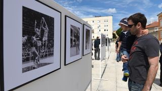 Povodom 20. godisnjice smrti kosarkaskog velikana Krese Cosica, uz humanitarnu prodaju proizvoda po simbolicnima cijenama na Forumu je organizirana izlozba njegovih fotografija, a najmladji su sudjelovali u kosarkaskom turniru. Ljerka Cosic s obitelji. Ph Povodom 20. godisnjice smrti kosarkaskog velikana Krese Cosica, uz humanitarnu prodaju proizvoda po simbolicnima cijenama na Forumu je organizirana izlozba njegovih fotografija, a najmladji su sudjelovali u kosarkaskom turniru. Ljerka Cosic s obitelji. Ph