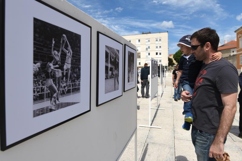 Povodom 20. godisnjice smrti kosarkaskog velikana Krese Cosica, uz humanitarnu prodaju proizvoda po simbolicnima cijenama na Forumu je organizirana izlozba njegovih fotografija, a najmladji su sudjelovali u kosarkaskom turniru. Ljerka Cosic s obitelji. Ph Povodom 20. godisnjice smrti kosarkaskog velikana Krese Cosica, uz humanitarnu prodaju proizvoda po simbolicnima cijenama na Forumu je organizirana izlozba njegovih fotografija, a najmladji su sudjelovali u kosarkaskom turniru. Ljerka Cosic s obitelji. Ph