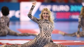 Plesačice zabavljale gledatelje na utakmici Danske i Mađarske