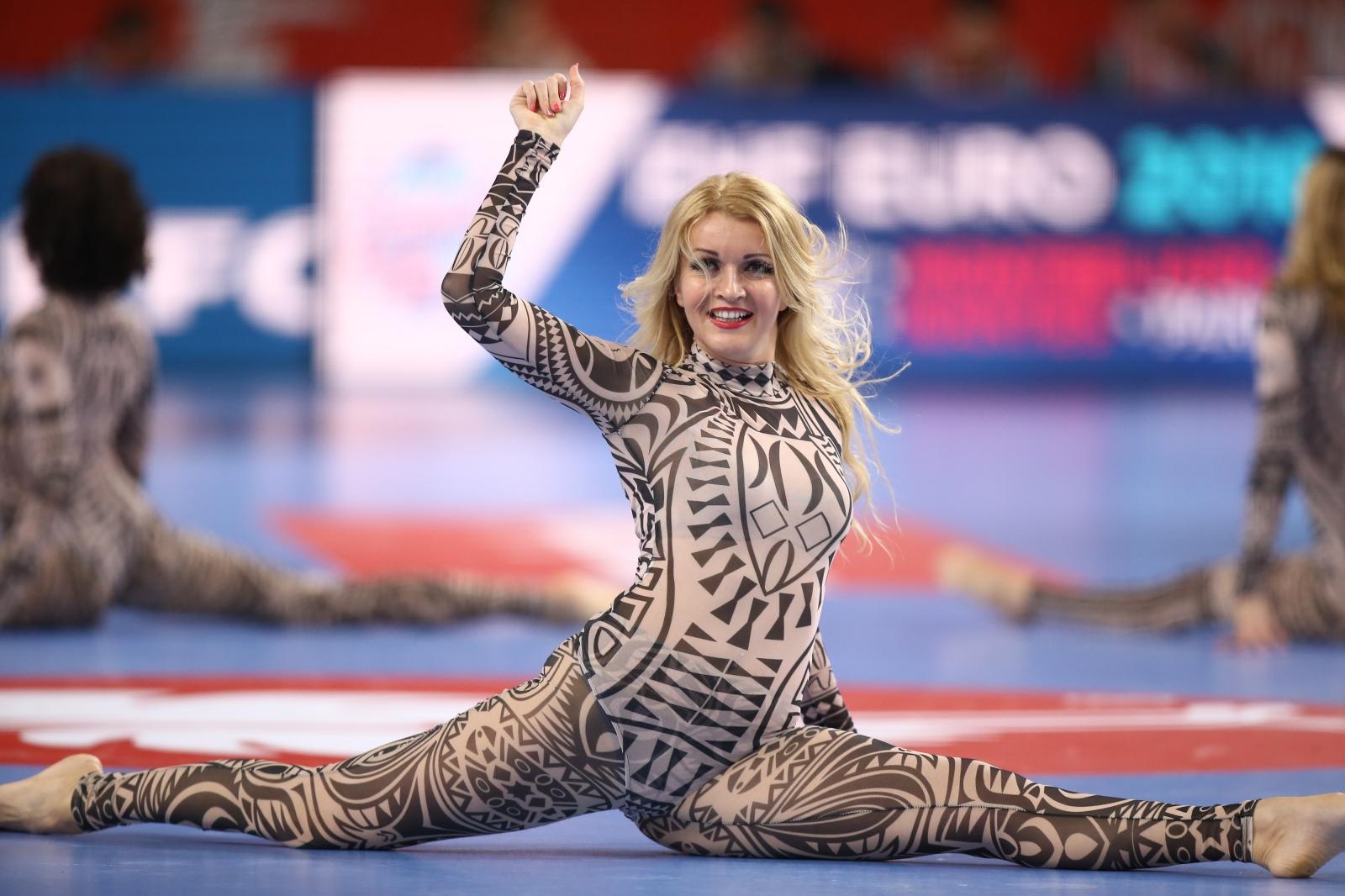 Plesačice zabavljale gledatelje na utakmici Danske i Mađarske