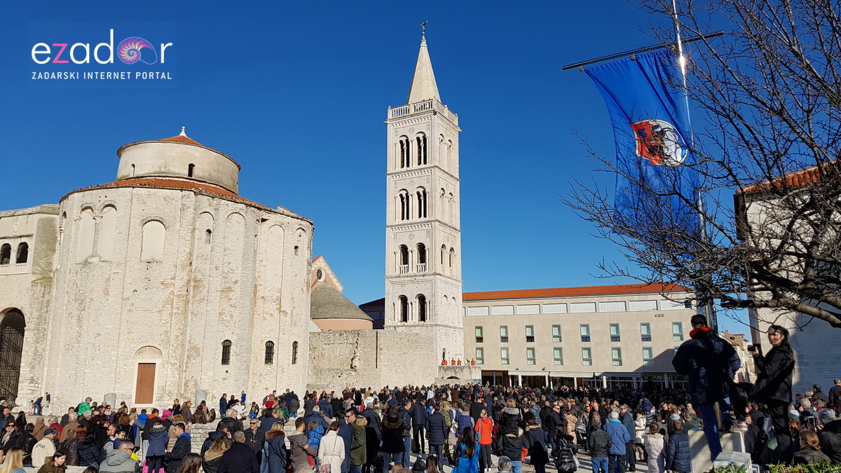 Izložba vojne opreme, oružja i vozila na zadarskoj rivi i spuštanje 25-metarske zastave s kampanela sv. Stošije