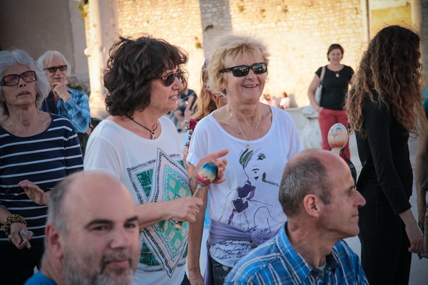 Glazbeno scenski nastup “Iskra ljubavi za mir” i grupna meditacija na Forumu