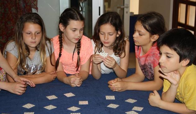 Etno dani: Osnovci igrali “Igru pamtilicu” u Gradskoj straži