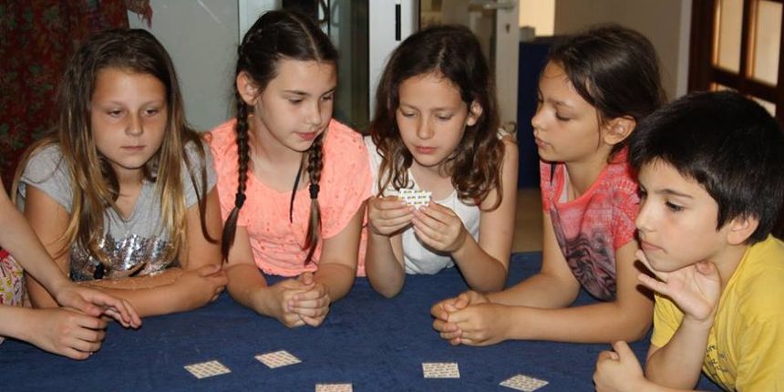 Etno dani: Osnovci igrali “Igru pamtilicu” u Gradskoj straži