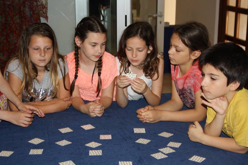 Etno dani: Osnovci igrali “Igru pamtilicu” u Gradskoj straži Etno dani: Osnovci igrali “Igru pamtilicu” u Gradskoj straži