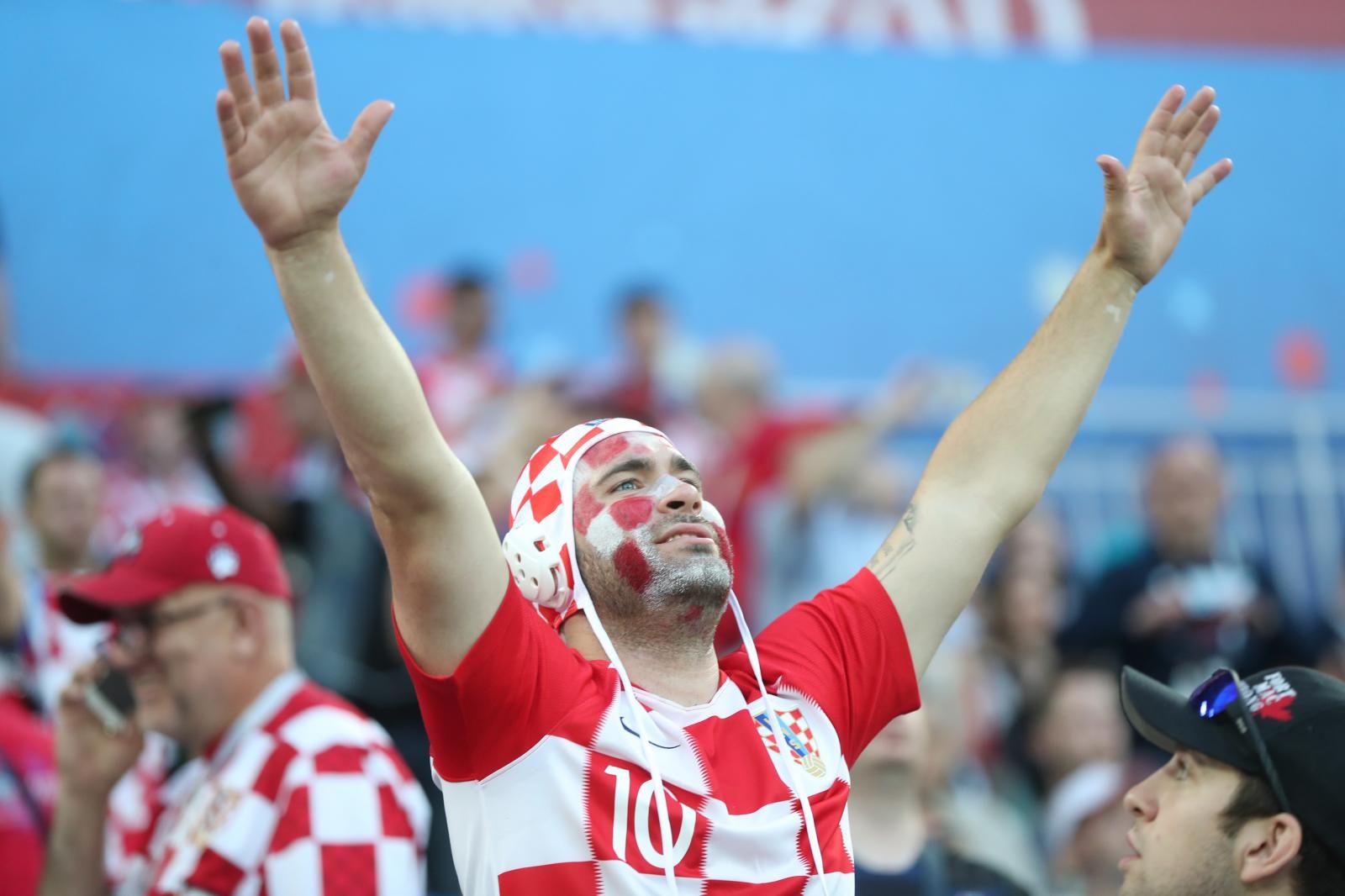 Veseli hrvatski navijači u kockicama ispunili Baltik Arenu u Kalinjingradu Veseli hrvatski navijači u kockicama ispunili Baltik Arenu u Kalinjingradu