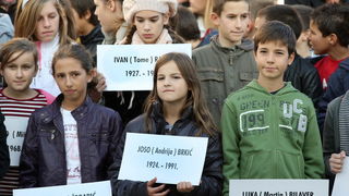 Skabrnja, 181111.
20. obljetnica stradanja Skabrnje. U Skabrnji je uz govore na trgu ispred crkve odrzano i polaganje vijenaca na groblju.
Foto: Andrija Lucic / CROPIX Skabrnja, 181111.
20. obljetnica stradanja Skabrnje. U Skabrnji je uz govore na trgu ispred crkve odrzano i polaganje vijenaca na groblju.
Foto: Andrija Lucic / CROPIX